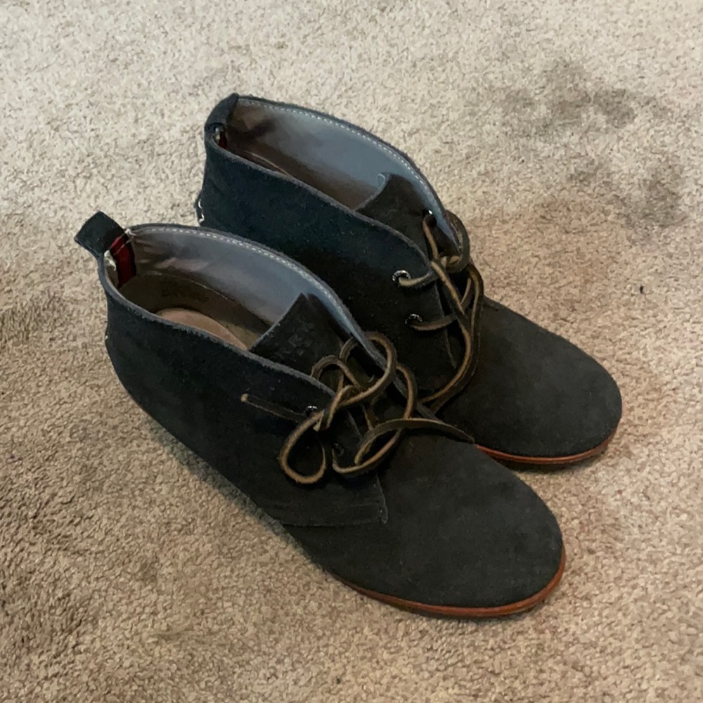 Sperry heeled booties